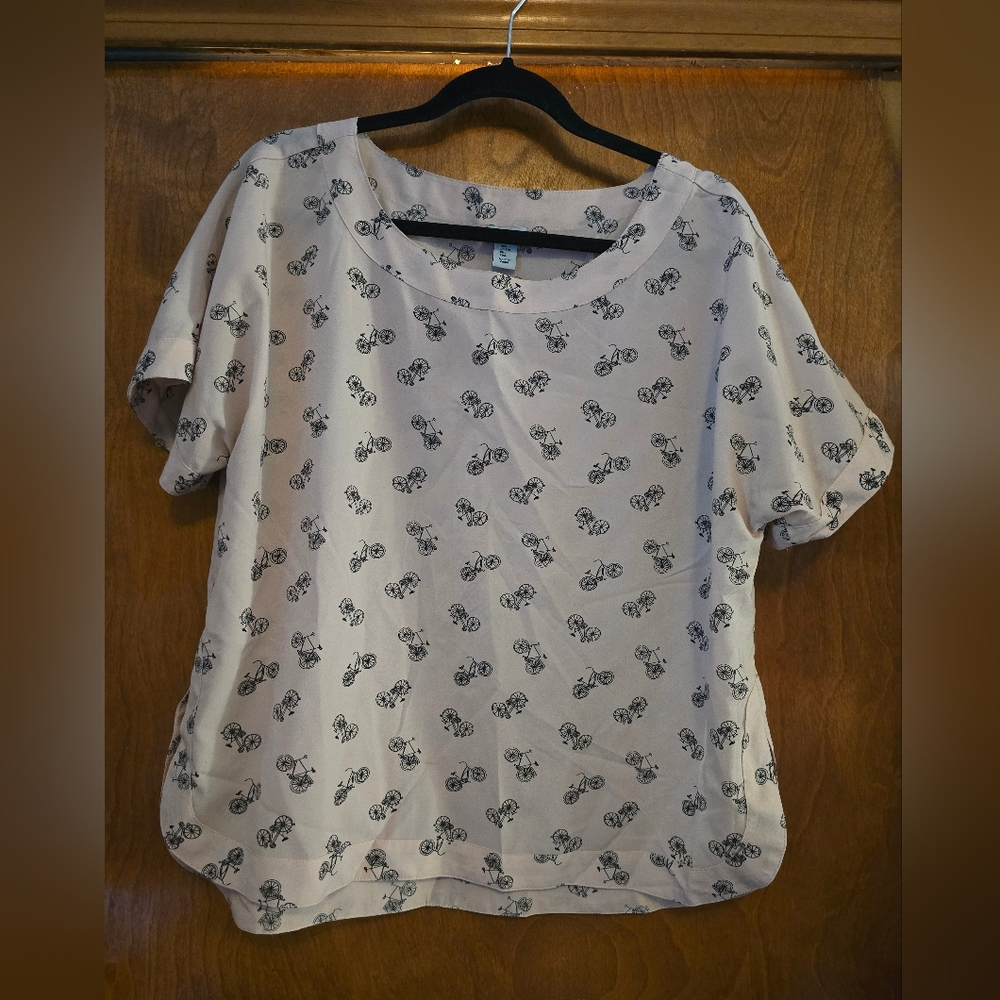 Porophrose Blouse Size Large Bicycle print, pale pink.